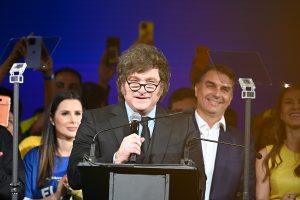 Durante evento do PL em São Paulo, Javier Milei discursou em apoio a Flávio Bolsonaro e fez críticas ao ministro Alexandre de Moraes. (Foto: Roberto Sungi/AtoPress/Folhapress)