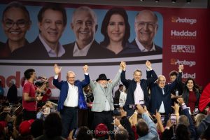 Campinas (SP), 25.07.2026 - Lula, Geraldo Alckim, Fernando Haddad, Marcio França e Simone Tebet durante Lançamento da candidatura de Fernando Haddad ao governo do estado de São Paulo durante a convenção estadual do PT. (Foto: Rebeca Schumacker/Ofotográfico/Folhapress)