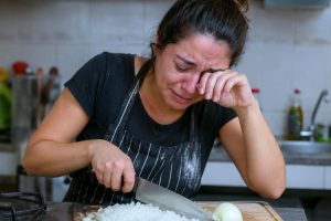 parar de chorar ao cortar cebola