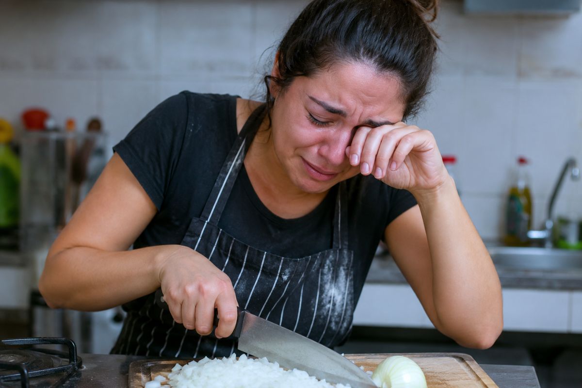 parar de chorar ao cortar cebola