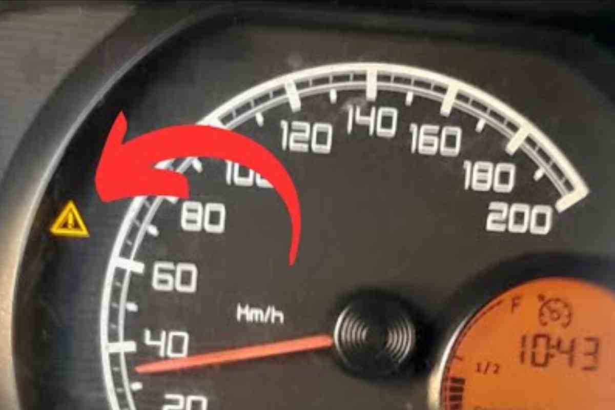 O que significa o símbolo do triângulo com ponto de exclamação no painel do carro e para que ele serve