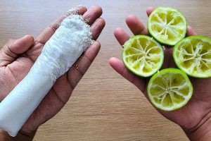 Bater casca de limão com bicarbonato de sódio