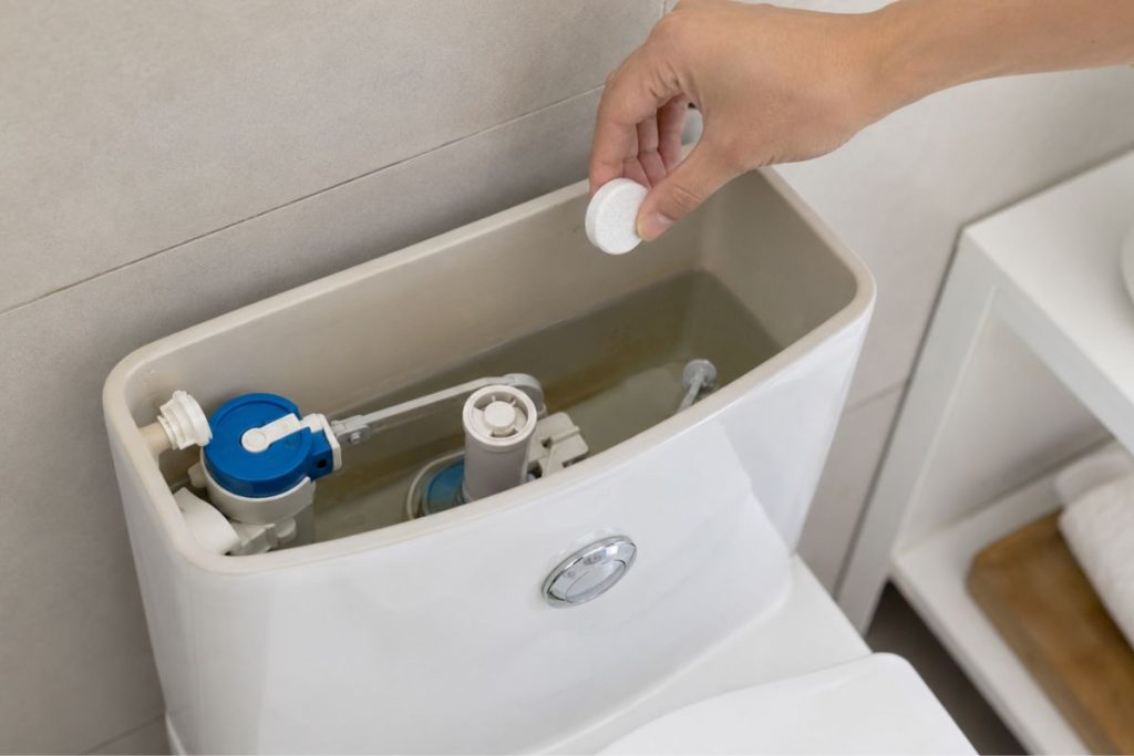 pastilha sanitária dentro da caixa acoplada do vaso