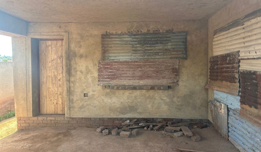 casa feita com barro e plástico