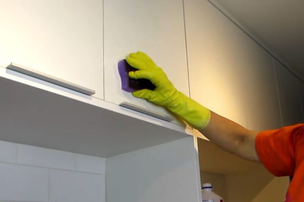 Adeus, gordura nos armários de MDF: como limpar sem estragar o acabamento e sem encharcar os móveis