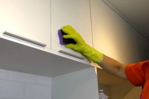 Adeus, gordura nos armários de MDF: como limpar sem estragar o acabamento e sem encharcar os móveis