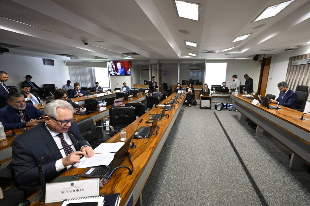 Comissão do Senado cria mais de R$ 1 tri em custo extra na conta de luz em votação relâmpago