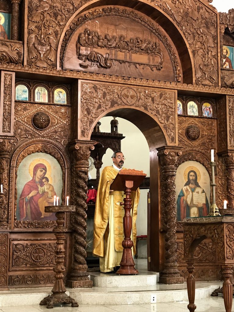 Painel de mogno esculpido por um artista grego é um dos principais patrimônios artísticos da Igreja Ortodoxa São Jorge. (Foto: Google Maps)