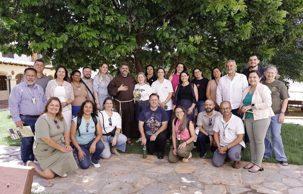 No Jardim do Santuário de Sant’Ana, Frei Alex recebeu os visitantes para roteiro rico em histórias integrando o Caminhos Santos. (Fotos Nilze Kelly)