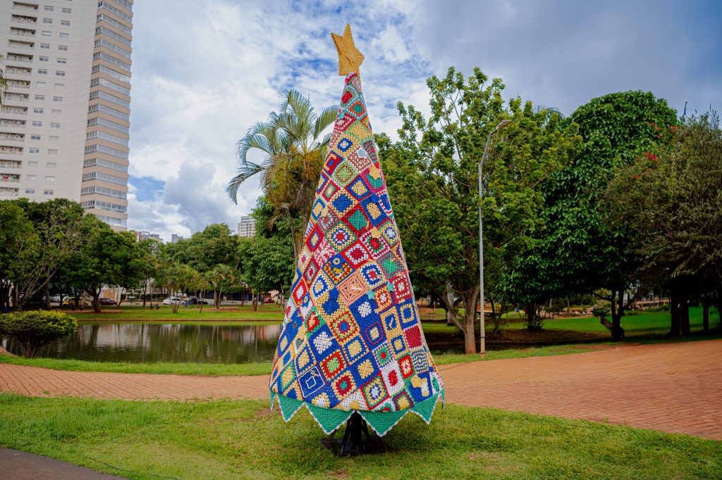 Anápolis inaugura primeira árvore de Natal de crochê no Parque Ipiranga por meio do projeto Quadradinhos de Amor. (Foto: Paulo de Tarso/Prefeitura de Anápolis)
