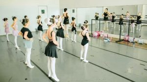 Inscrições estão abertas para aulas de Fit Dance e Balé, com opções adulto e infantil.