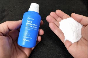 Misturar água oxigenada com bicarbonato de sódio