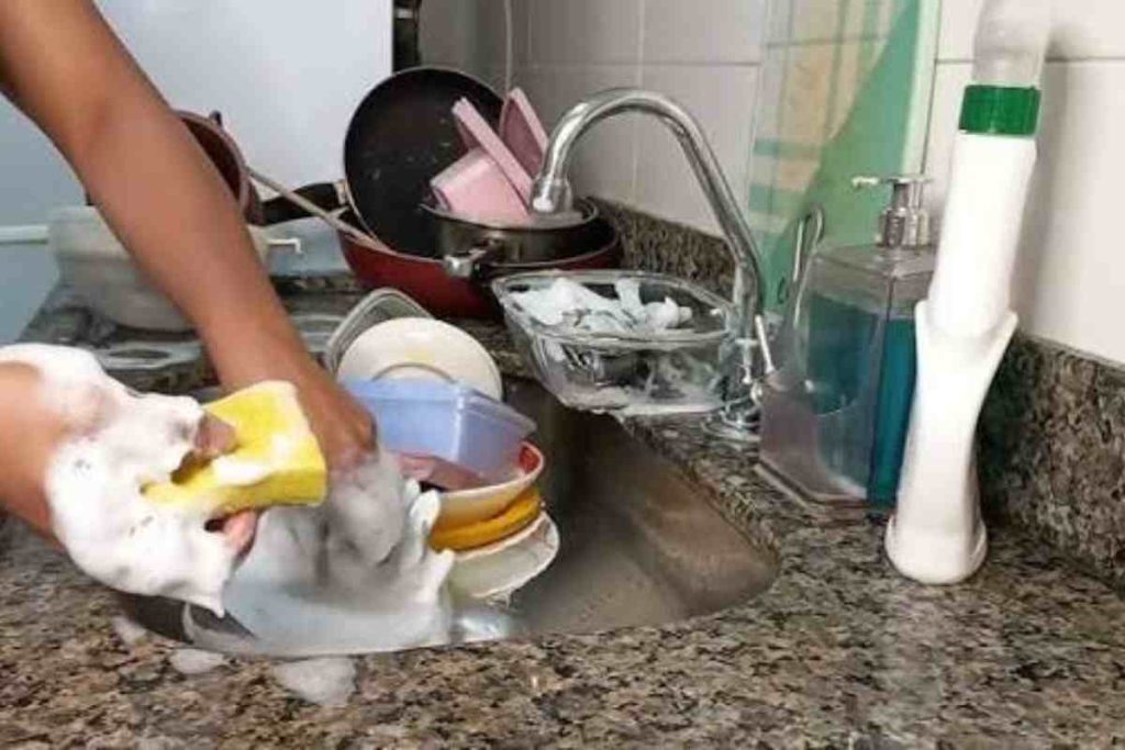 A psicologia afirma que quem lava a louça enquanto cozinha costuma compartilhar estas 8 características em comum