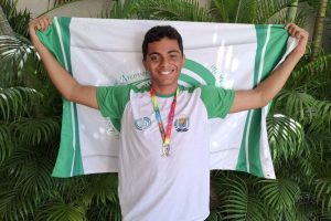 Filho de pedreiro e dona de casa, jovem acordava todo dia às 4h da madrugada para estudar antes da escola, ficava estudando até as 21h, nunca estudou em escola particular e depois de tanto esforço conquistou uma vaga em Medicina em uma Universidade Federal