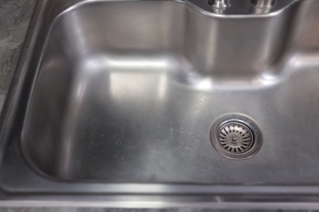 Adeus, pias de inox riscadas: como recupera o brilho sem precisar trocar a peça, segundo fabricante