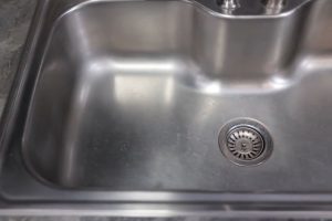 Adeus, pias de inox riscadas: como recupera o brilho sem precisar trocar a peça, segundo fabricante