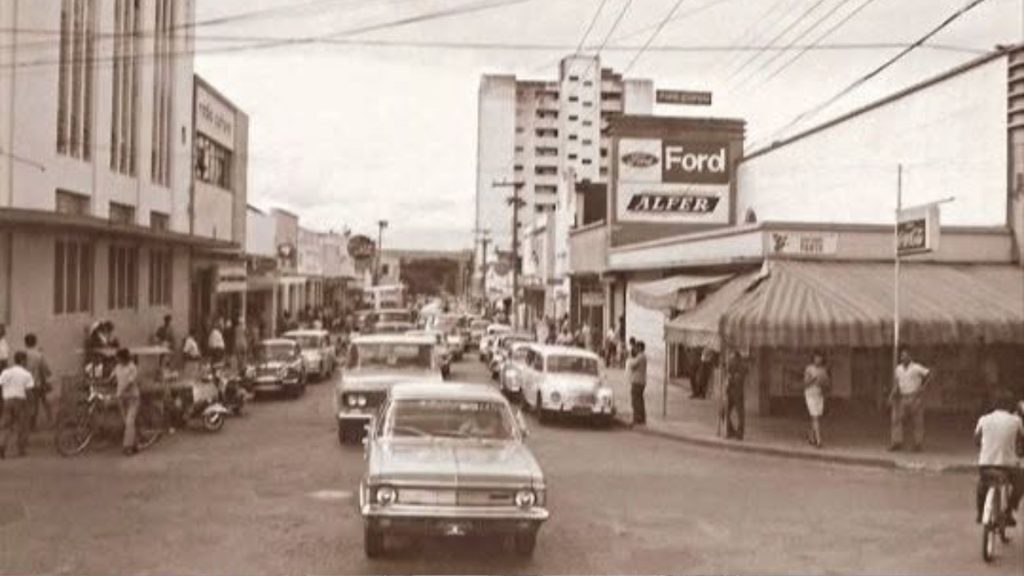 Cruzamento da Rua Engenheiro Portela com Barão do Rio Branco em 1970. Centro de Anápolis