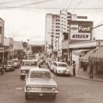 Cruzamento da Rua Engenheiro Portela com Barão do Rio Branco em 1970. Centro de Anápolis