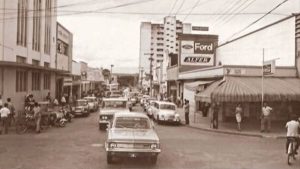 Cruzamento da Rua Engenheiro Portela com Barão do Rio Branco em 1970. Centro de Anápolis