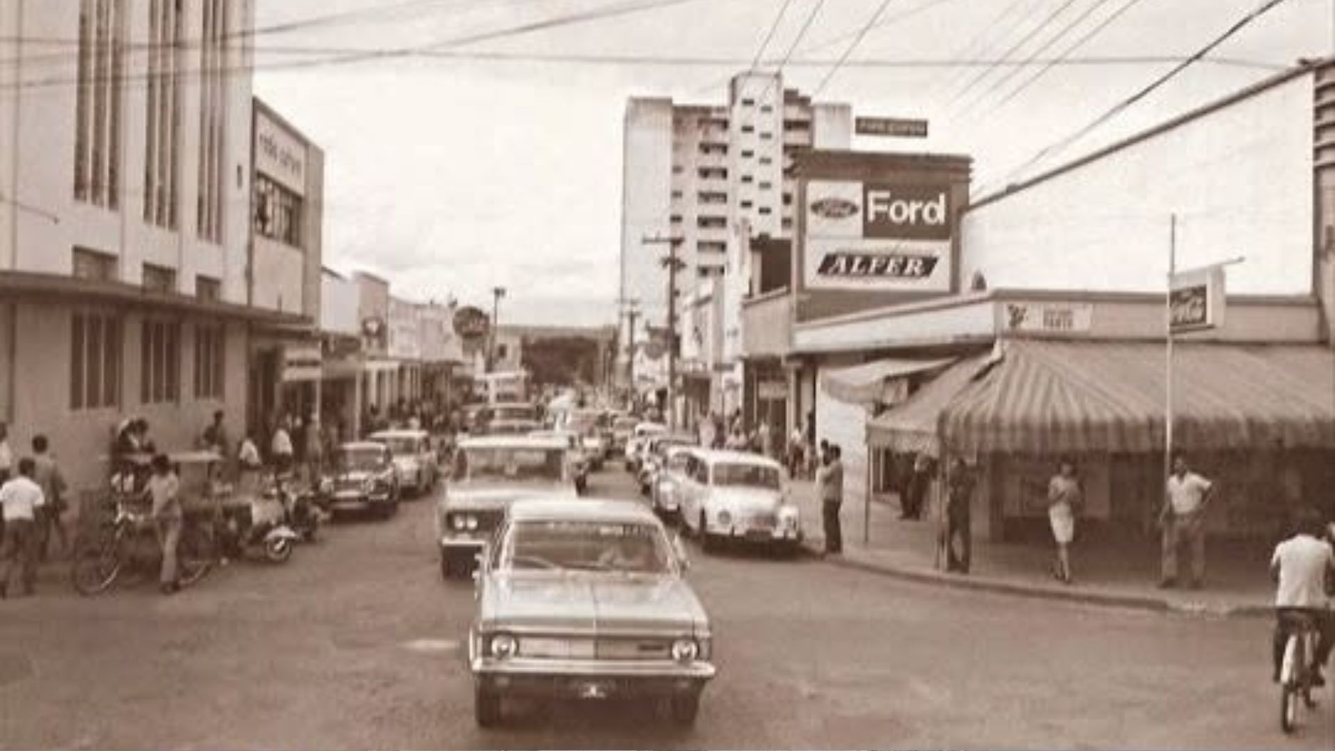 Cruzamento da Rua Engenheiro Portela com Barão do Rio Branco em 1970. Centro de Anápolis
