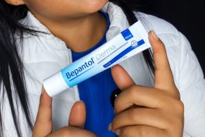 Bepantol Derma é indicado para hidratar a pele diariamente, fortalecer a barreira cutânea e preparar o rosto para receber a maquiagem