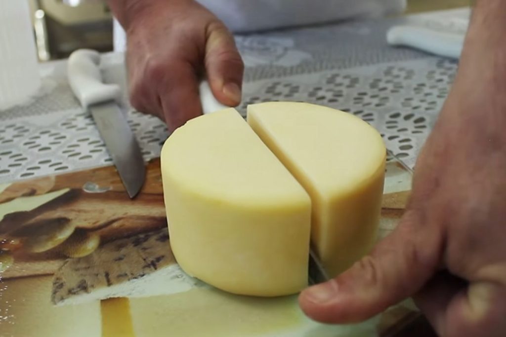 Anvisa proíbe a venda de queijo minas e molho pesto em supermercados de todo o país