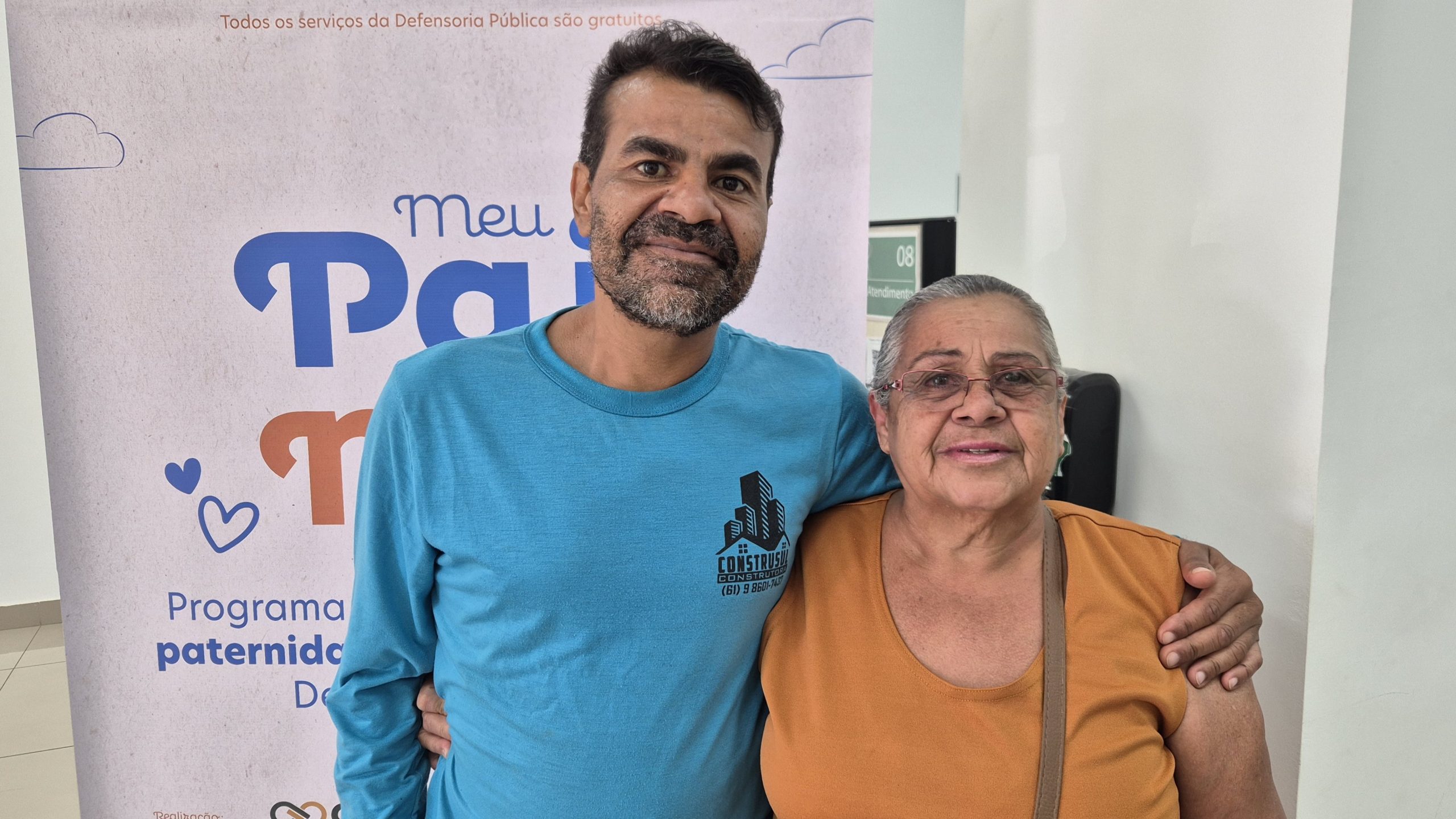 Roberto da Silva Alves Ramalho e a mãe, Helenilda Maria da Conceição Silva, regularizaram o registro civil após 46 anos de ausência do nome materno na certidão de nascimento. (Foto: Gustavo Burns/Dicom/DPE-GO)