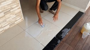como limpar o piso de porcelanato sem esforço