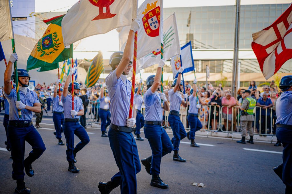 Militares participam do tradicional desfile cívico em comemoração ao aniversário de Anápolis, que reúne instituições das forças de segurança, educação, cultura e serviços públicos. (Foto: Paulo de Tarso / Prefeitura de Anápolis)