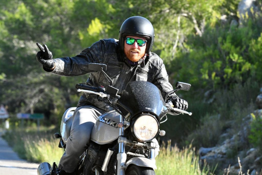 O que significa o sinal em “V” que motociclistas fazem no trânsito e para que ele serve