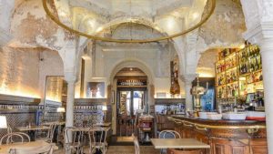 Antigo hammam do século XII passou a integrar o salão de um tradicional bar espanhol. (Foto: Reprodução)