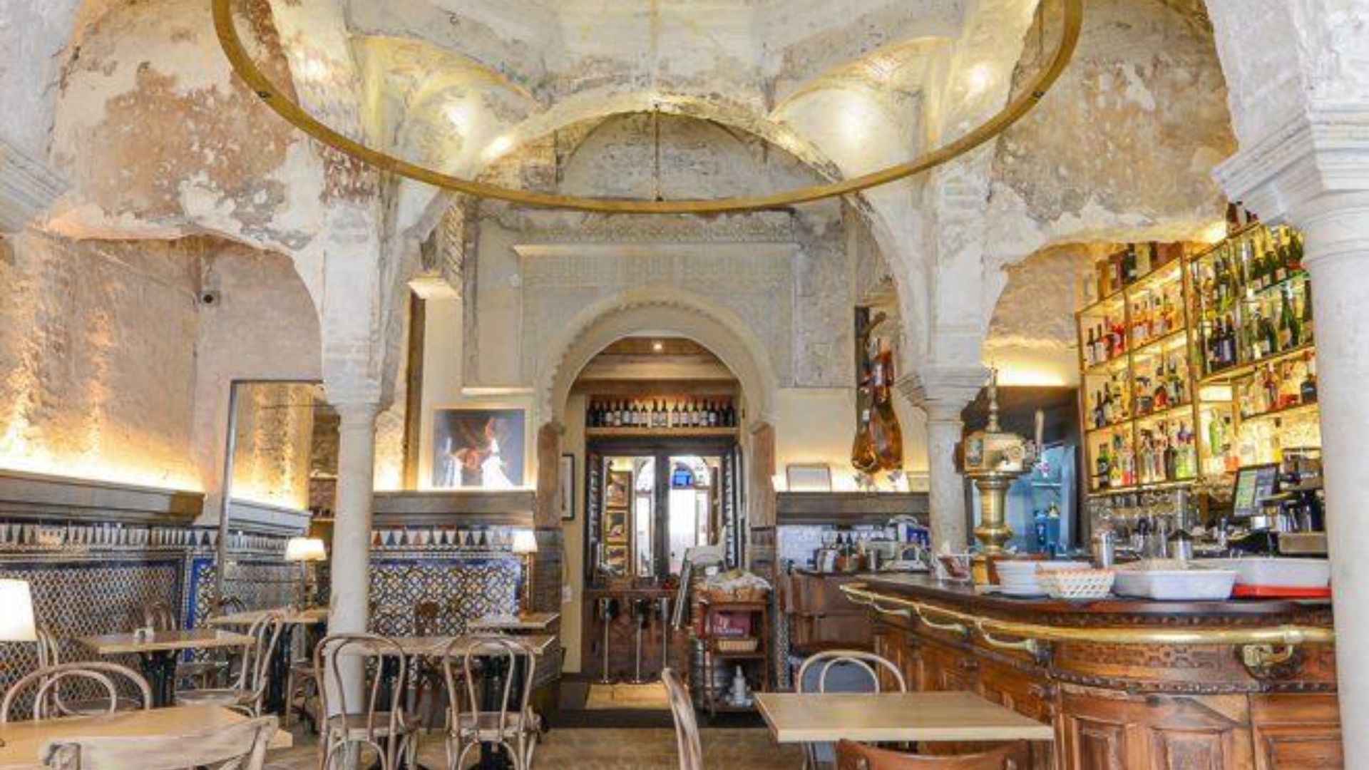 Antigo hammam do século XII passou a integrar o salão de um tradicional bar espanhol. (Foto: Reprodução)