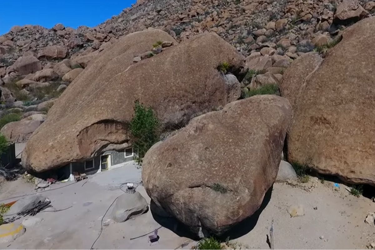 Aos 8 anos, ele viu no deserto uma rocha de 850 toneladas e 15 metros de altura; duas décadas depois, comprou o terreno, escavou sob a pedra e a transformou no teto da casa onde vive com a mulher e 7 filhos