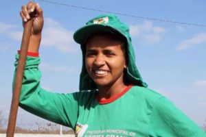 Aos 25 anos, ela varria as ruas da grande cidade sob o sol e, sem dinheiro para o ônibus, pedalava 11 km por dia para estudar à noite, voltava para casa depois da meia-noite e manteve a rotina até virar a primeira da família com diploma, e receber a carteira da OAB