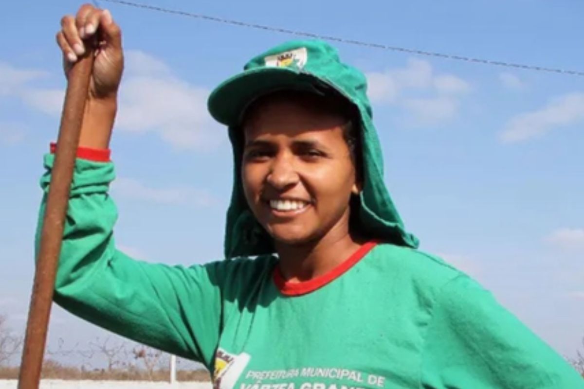 Aos 25 anos, ela varria as ruas da grande cidade sob o sol e, sem dinheiro para o ônibus, pedalava 11 km por dia para estudar à noite, voltava para casa depois da meia-noite e manteve a rotina até virar a primeira da família com diploma, e receber a carteira da OAB