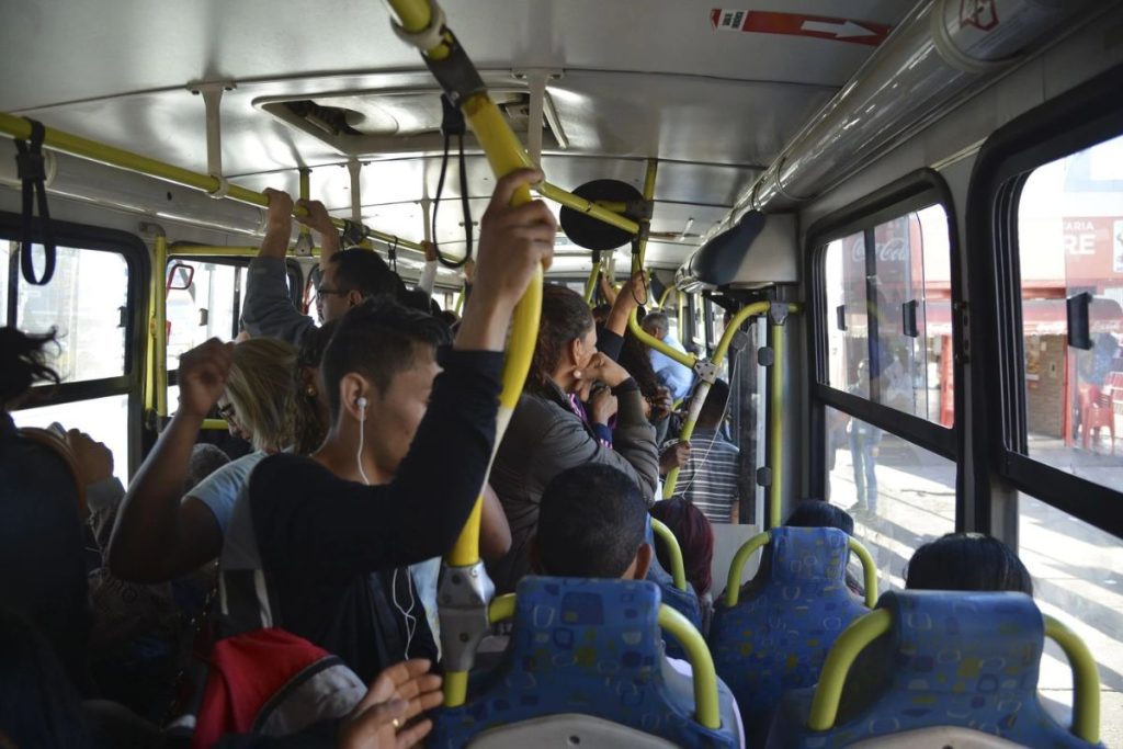 Interior de um ônibus coletivo