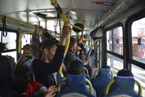 Interior de um ônibus coletivo