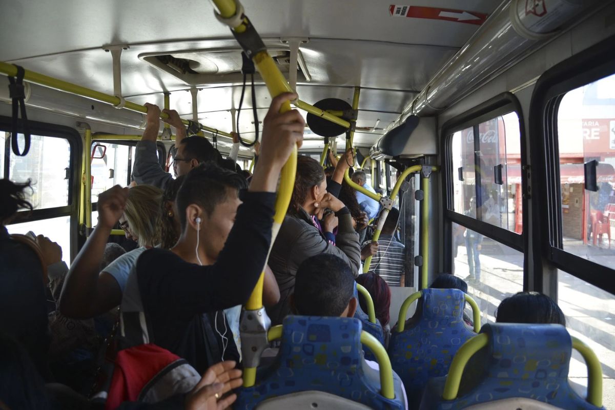 Interior de um ônibus coletivo