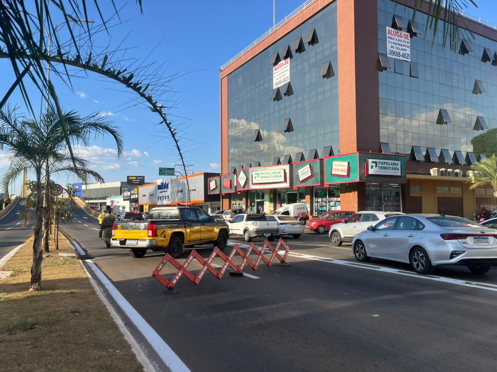 Bloqueio da CMTT causou congestionamento na Avenida Brasil, em Anápolis.