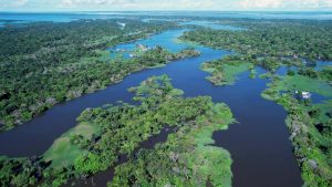 O maior rio de água doce do mundo é mais comprido que a distância de São Paulo até a África, tem 50 km de largura, chega à 120 metros de profundidade e sozinho responde por 1/5 de toda a água doce que chega aos oceanos