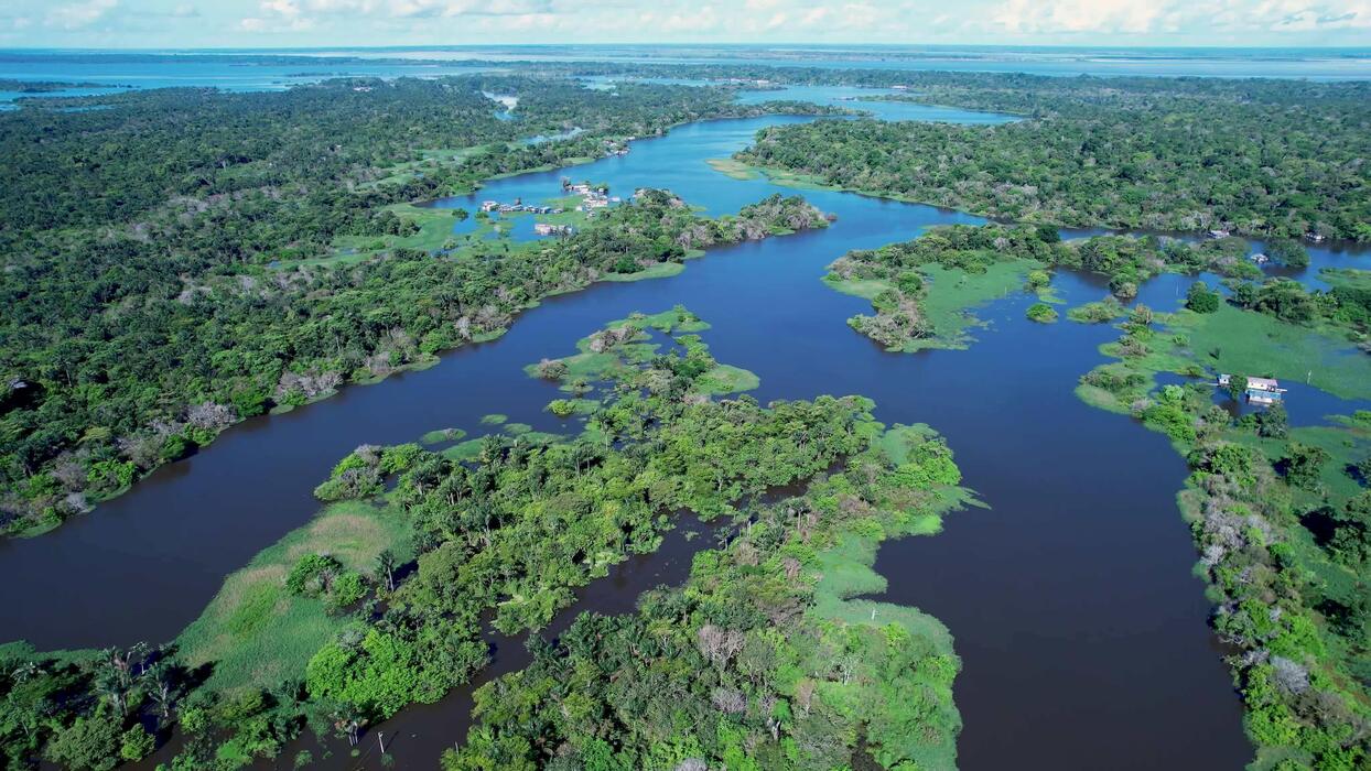 O maior rio de água doce do mundo é mais comprido que a distância de São Paulo até a África, tem 50 km de largura, chega à 120 metros de profundidade e sozinho responde por 1/5 de toda a água doce que chega aos oceanos
