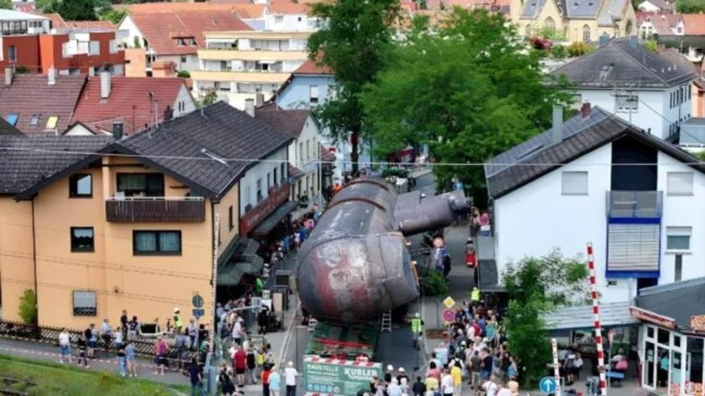 Submarino de 350 toneladas e 48 metros faz viagem de 39 km em 4 semanas para ser exposto no museu