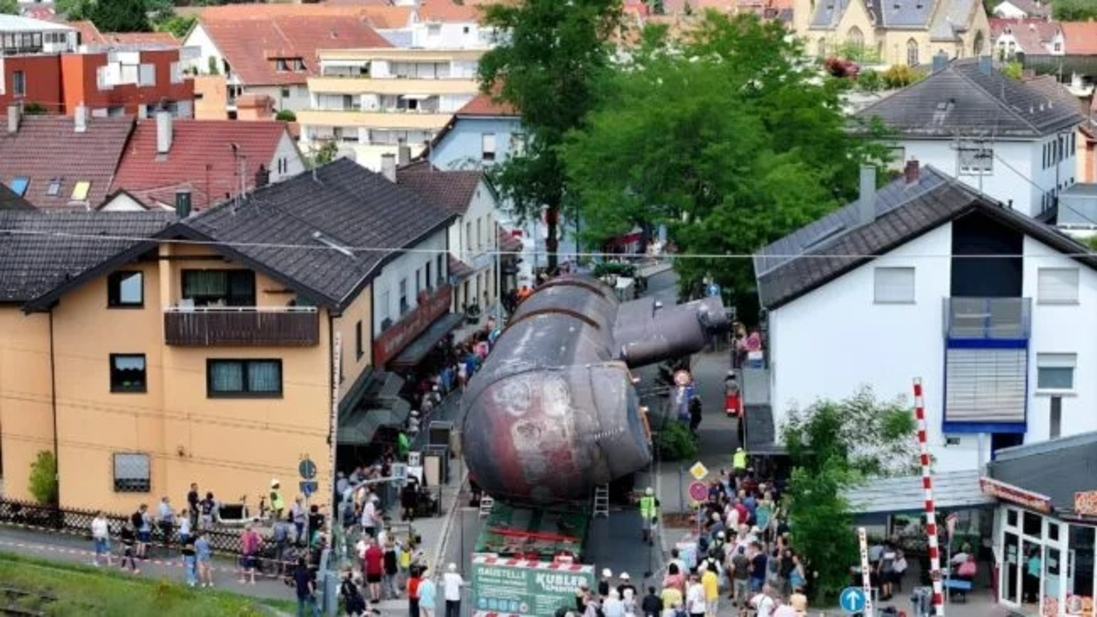 Submarino de 350 toneladas e 48 metros faz viagem de 39 km em 4 semanas para ser exposto no museu