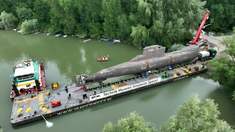 Submarino de 350 toneladas e 48 metros faz viagem de 39 km em 4 semanas para ser exposto no museu