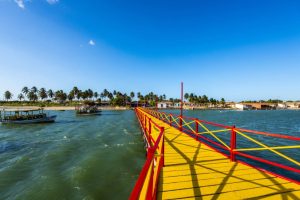 O vilarejo brasileiro que encanta turistas de todo o mundo onde só se chega de barco, tem 2 mil moradores, ruas 100% de areia e proibição total de carros