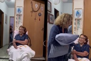 Filhos fazem surpresa e passam a noite com mãe, de 92 anos, em Anápolis