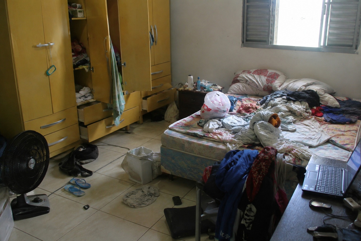pessoas com o quarto desarrumado