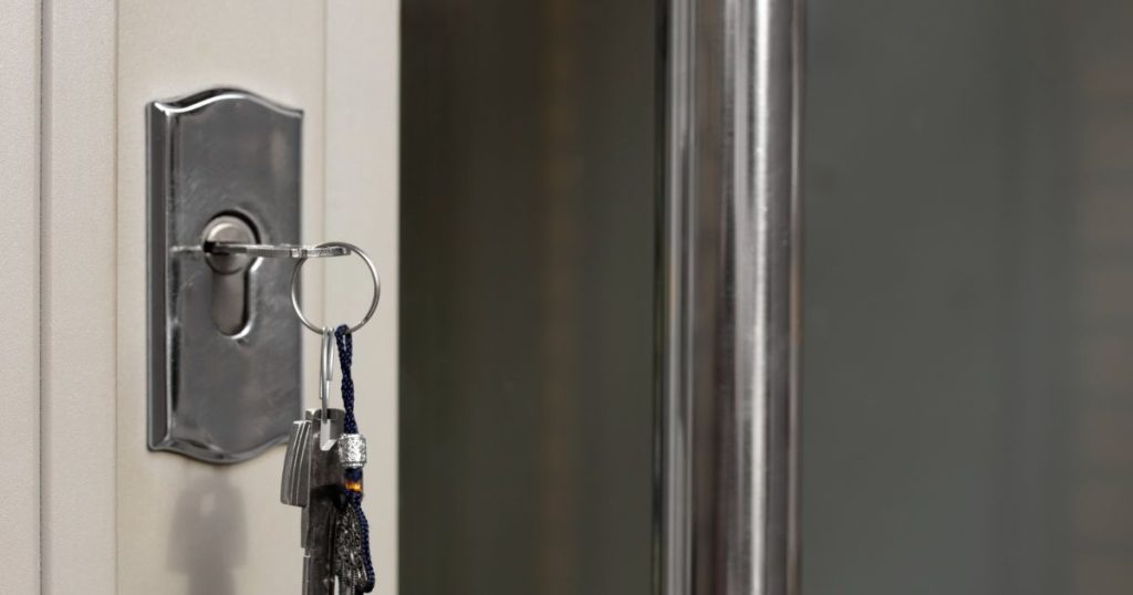 Chaveiros concordam: “Para impedir ladrões de entrar em casa, o ideal é deixar a porta levemente trancada, mas não completamente”