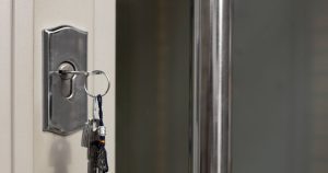 Chaveiros concordam: “Para impedir ladrões de entrar em casa, o ideal é deixar a porta levemente trancada, mas não completamente”