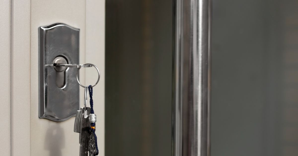 Chaveiros concordam: “Para impedir ladrões de entrar em casa, o ideal é deixar a porta levemente trancada, mas não completamente”